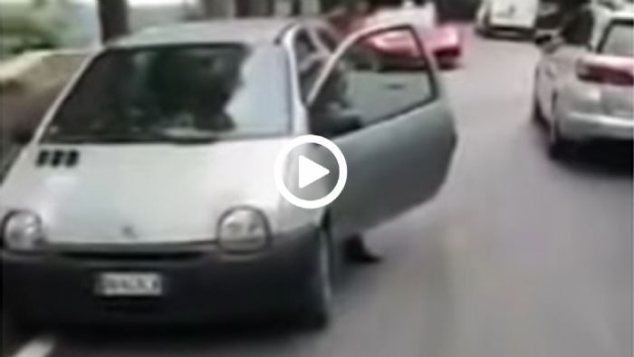 Renault Twingo τράκαρε με Ferrari...