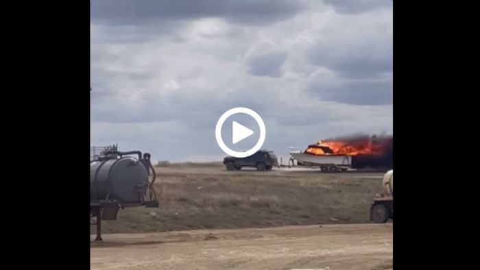 VIDEO: Πήγε βόλτα με το φλεγόμενο σκάφος στο τρέιλερ!