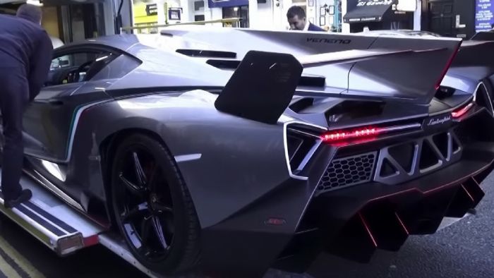 4,8 εκ. ευρώ για μια Lamborghini Veneno Roadster