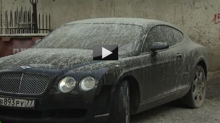 Αντί για «Ice Bucket Challenge», που είναι και της μόδας, μια Bentley Continental GT στη Ρωσία, έγινε αποδέκτης ενός «Cement Bucket Challenge», με το τσιμέντο να την καταστρέφει ολοσχερώς.