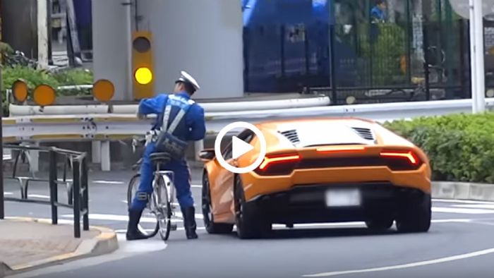 Αστυνομικός με ποδήλατο προλαβαίνει Lamborghini