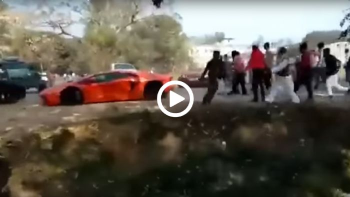 Πετροβολούν supercars! 