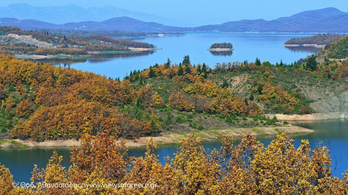 Στο κέντρο της Ελλάδας βρίσκεται η λίμνη Πλαστήρα, ένας προορισμός για κάθε εποχή του χρόνου.